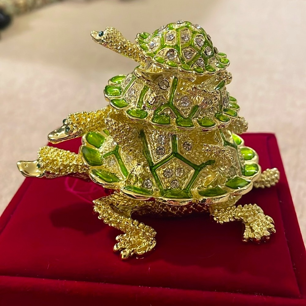 Stacked turtles trinket box